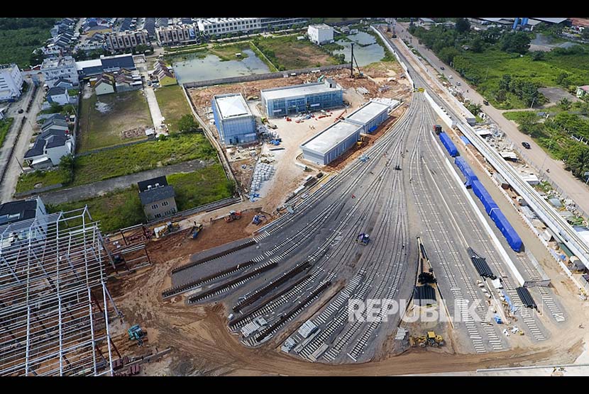 Empat gerbong kereta api ringan/LRT (Light Rail Transit) menempati Depo LRT Palembang di kawasan Jakabaring, Palembang, Sumatera Selatan, Senin (23/4). Setelah diangkut dari pelabuhan Boom Baru, rangkaian trainset LRT tersebut akan segera dilakukan tes statis dan dinamis dan ditargetkan selesai awal Juli 2018 