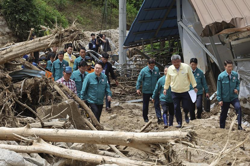 Empat jasad lagi ditemukan dari terowongan bawah tanah yang terendam banjir di Korea Selatan 