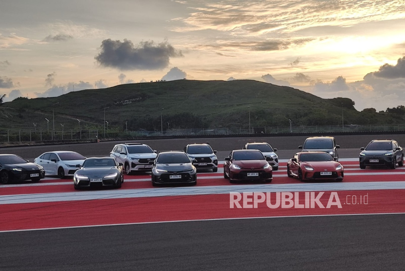 Empat jenis mobil Gazoo Racing (GR) Toyota berbaris di depan di Sirkuit Mandalika, Lombok Tengah, NTB, Selasa (2/12/2025). Toyota memberi sinyal akan menambah lini GR mereka dengan mobil legendaris MR.