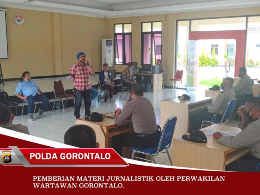 Empat jurnalis dari Persatuan Wartawan Indonesia (PWI), Aliansi Jurnalis Independen (AJI), Asosiasi Media Siber Indonesia (AMSI), dan Serikat Media Siber Indonesia (SMSI), memberi pembekalan materi kepada peserta PAG Polda Gorontalo.