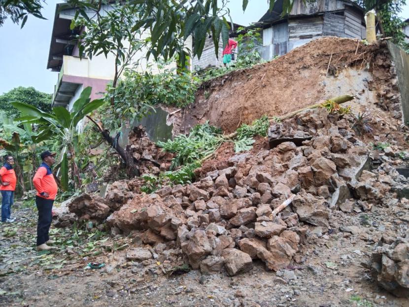 Empat kecamatan di Kota Ambon, yakni Nusaniwe, Baguala, Teluk Ambon dan Sirimau terdampak bencana banjir dan tanah longsor akibat curah hujan tinggi disertai angin kencang pada Ahad (19/6/2022). 