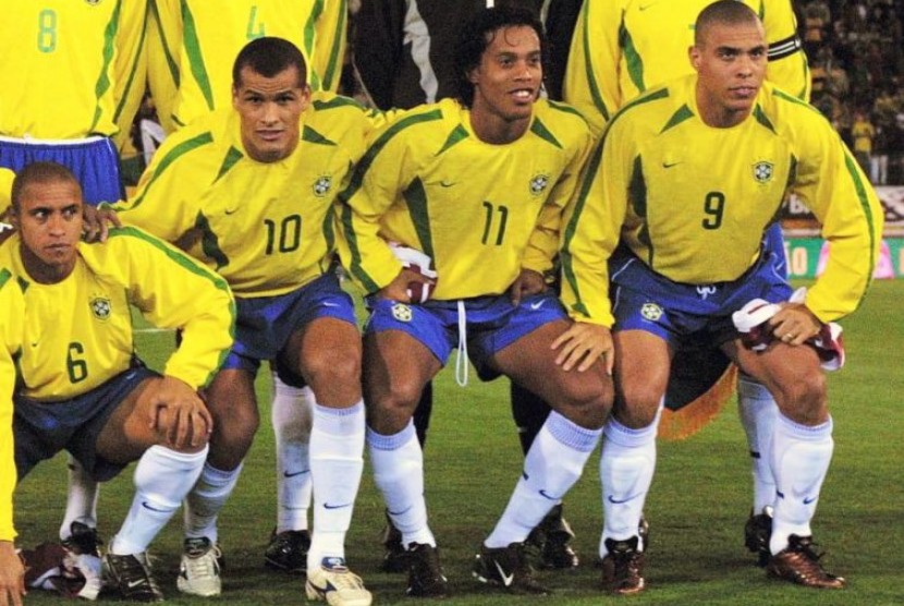 Empat kuartet Brasil yang membawa tim Samba menjuarai Piala Dunia 2002, (dari kiri ke kanan) Roberto Carlos, Rivaldo, Ronaldinho, dan Ronaldo.