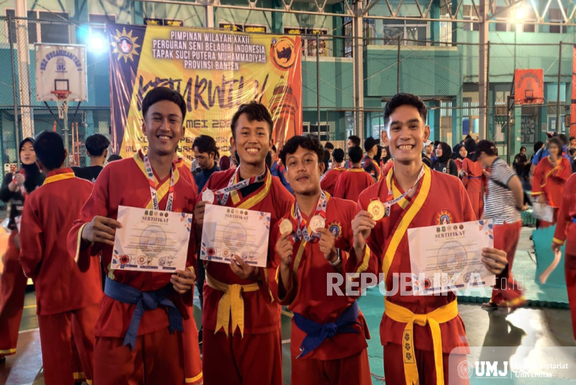Empat mahasiswa Pendidikan Olahraga Fakultas Ilmu Pendidikan (POR FIP UMJ) menorehkan prestasi membanggakan di ajang Kejuaraan Wilayah Tapak Suci Banten di Perguruan Muhammadiyah Cipondoh Tangerang, Ahad (18/5/2025).
