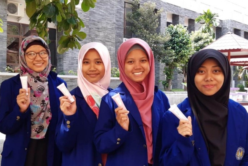 Empat mahasiswa Universitas Negeri Yogyakarta (UNY) yang mengembangkan tanaman krokot menjadi krim anti-aging. 