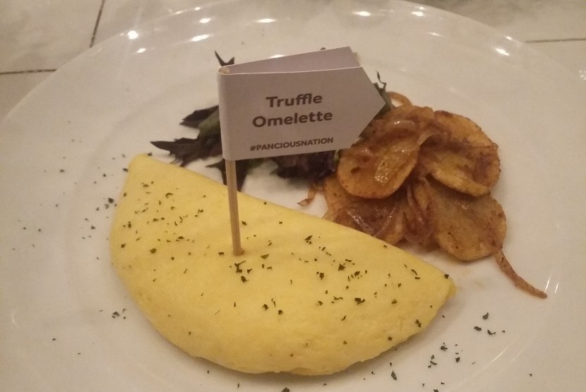 Omelette. Berbeda dengan gaya Amerika, french omelette kuning mulus tanpa bintik cokelat tanda digoreng terlalu matang.