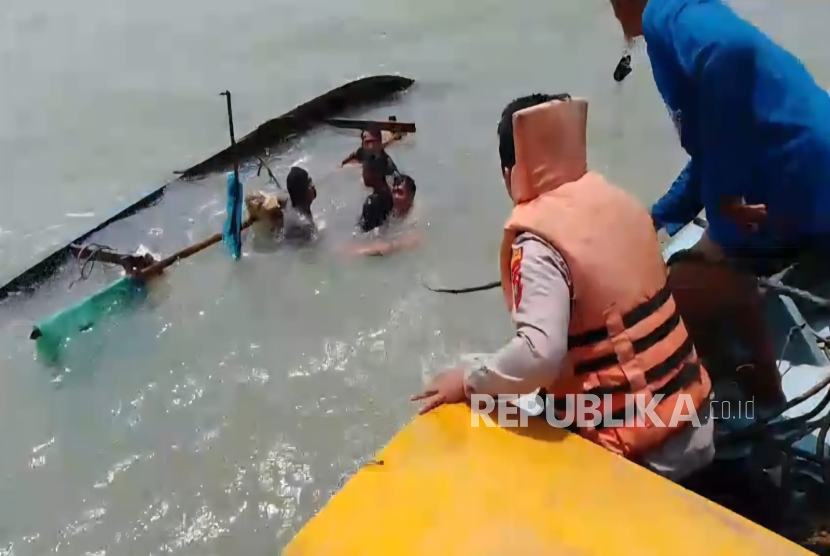 Empat orang nelayan nyaris tenggelam saat perahu yang mereka tumpangi terbalik di perairan Desa/Kecamatan Juntinyuat, Kabupaten Indramayu, Ahad (21/9/2025)