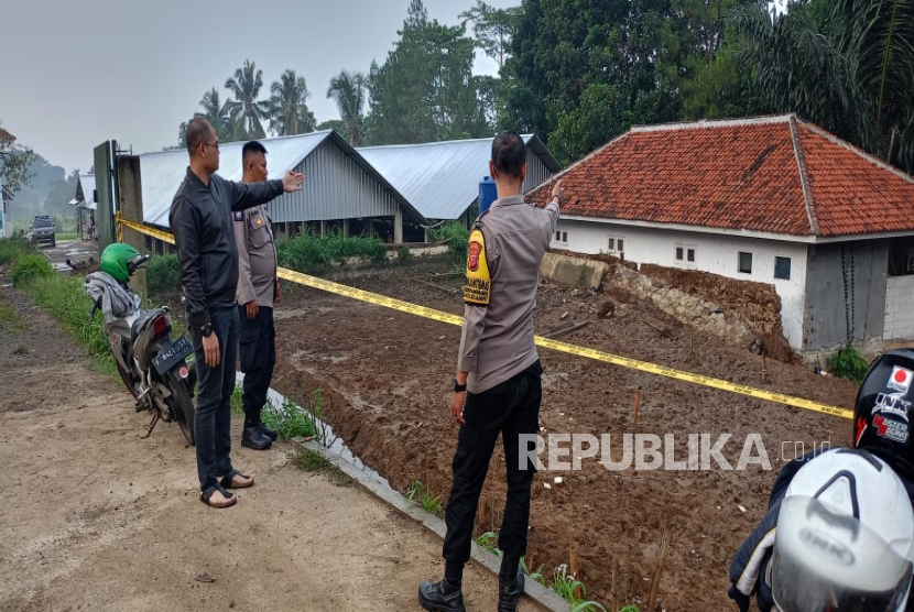 Empat orang santri di Pondok Pesantren Darussyifa Yaspida Kota Sukabumi meninggal dunia usai tertimpa dinding tembok pematang kolam yang roboh, Rabu (13/11/2024) malam. Sedangkan lima orang santri lainnya mengalami luka-luka akibat terkena reruntuhan tembok. 