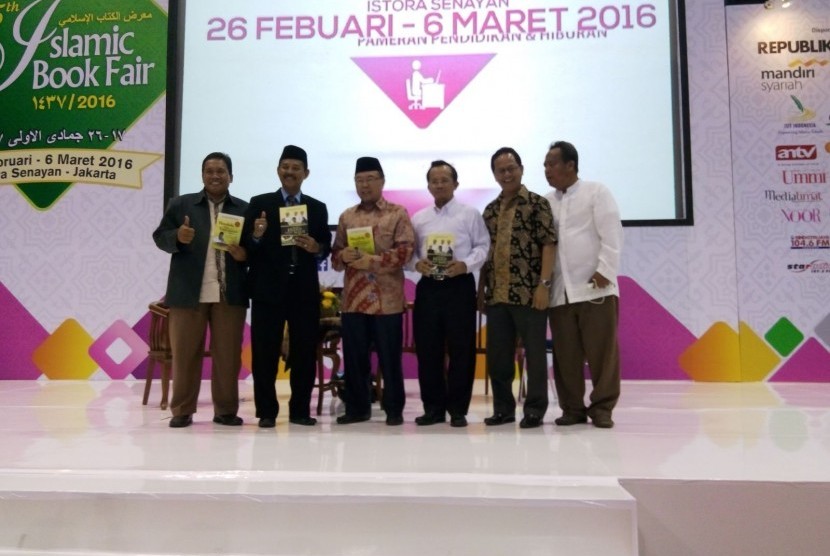 Empat orang ulama/dosen Islam yang juga penulis buku, Dr Hasan Basri Tanjung MA, Dr Sunandar Ibnu Nur MA, Prof Dr KH Didin Hafidhuddin, MS dan Dr Mukhlis Hanafi MA (dari kiri ke kanan) pada bedah buku yang digelar oleh Penerbit Almawardi Prima di ajang Islamic Book Fair (IBF) ke-15 tahun 2016 di Istora Senayan Jakarta, Selasa (1/3). Pameran buku Islam tersebut akan berlangsung hingga 6 Maret 2016.