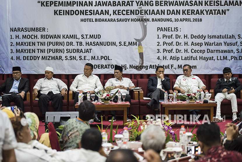 Empat pasang calon Gubernur dan Wakil Gubernur Jawa Barat Ridwan Kamil (kiri) - Uu Ruzhanul Ulum (kedua kiri), TB Hasanudin (ketiga kiri) - Anton Charliyan (keempat kiri), Sudrajat (ketiga kanan) dan Deddy Mizwar (kedua kanan) - Dedi Mulyadi (kanan) menghadiri Dialog Pemikiran Politik (Mudzakarah Politik) di Bandung, Jawa Barat, Selasa (10/4). 