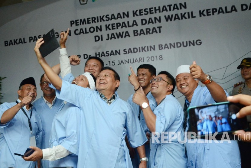 Empat pasangan Calon Gubernur dan Wakil Gubernur Jawa Barat berswafoto bersama usai melakukan pemeriksaan kesehatan di RS Hasan Sadikin, Kota Bandung, Kamis (11/1).