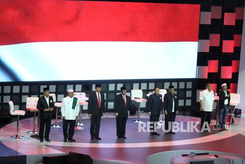 Empat pasangan calon gubernur dan wakil gubernur Jawa Barat hadir pada Debat Publik Pertama Pilgub Jawa Barat 2018 bersama empat pasangan calon gubernur dan wakil gubernur Jawa Barat, di Gedung Sabuga, Kota Bandung, Senin (12/3).