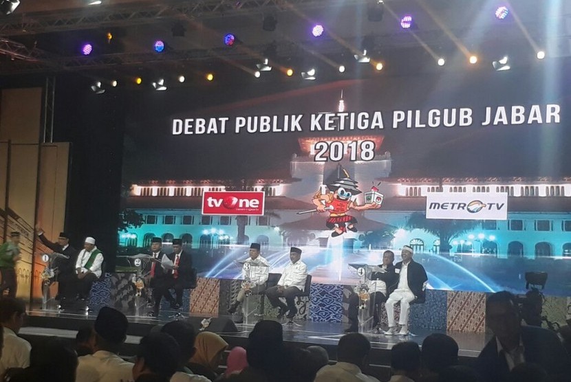 Empat pasangan calon Gubernur dan Wakil Gubernur Jawa Barat bertarung di debat pilgub Jabar putaran ketiga yang diselenggaeakan KPU Jabar, Jumat (22/6).