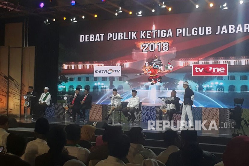 Empat pasangan calon Gubernur dan Wakil Gubernur Jawa Barat bertarung di debat pilgub Jabar putaran ketiga yang diselenggaeakan KPU Jabar, Jumat (22/6).