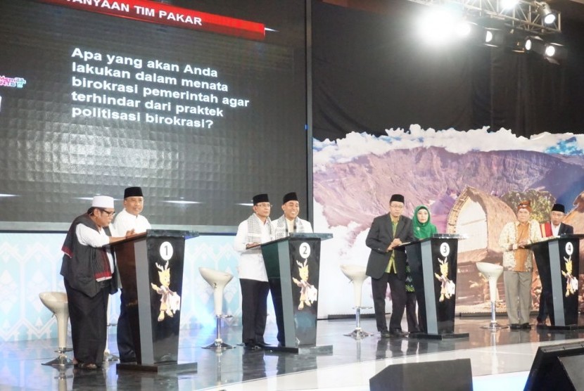 Empat pasangan calon gubernur dan wakil gubernur NTB menghadiri debat terbuka putaran pertama di Hotel Lombok Raya, Mataram, NTB, Sabtu (12/5) malam.