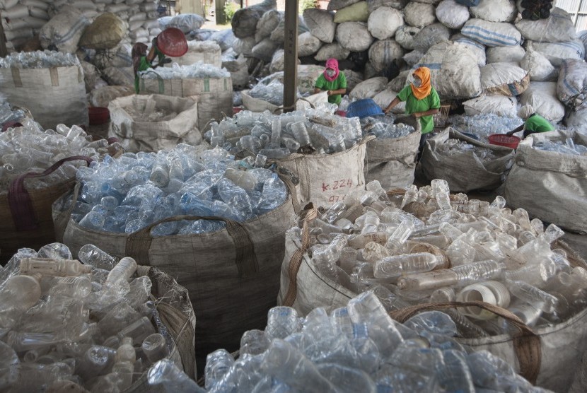 Empat pekerja memilah sampah botol air mineral untuk didaur ulang di bisnis unit daur ulang kawasan Kertalangu, Denpasar, Bali, Selasa (5/9). 