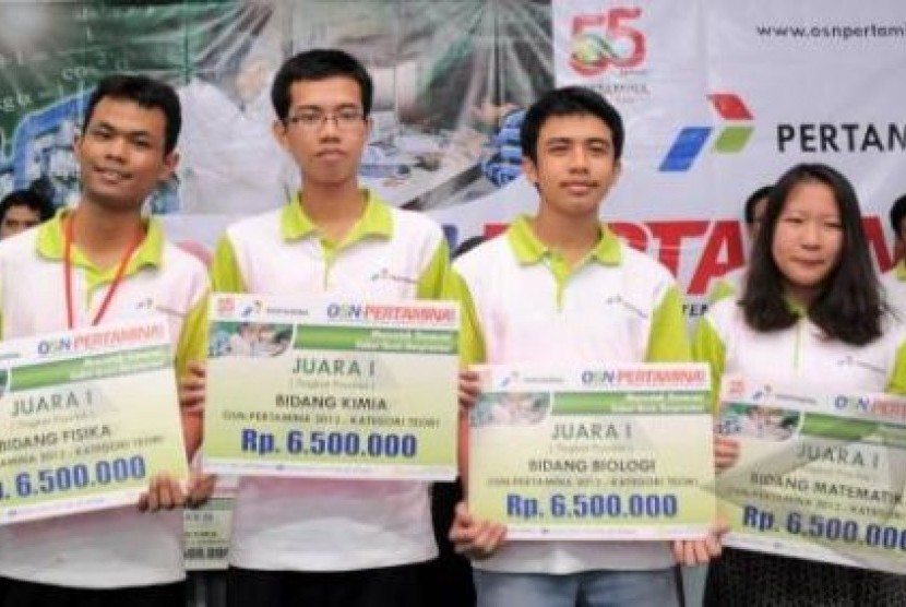 Empat pemenang juara pertama Olimpiade Sains Nasional Pertamina (OSN) 2012 tingkat provinsi DKI Jakarta berpose bersama