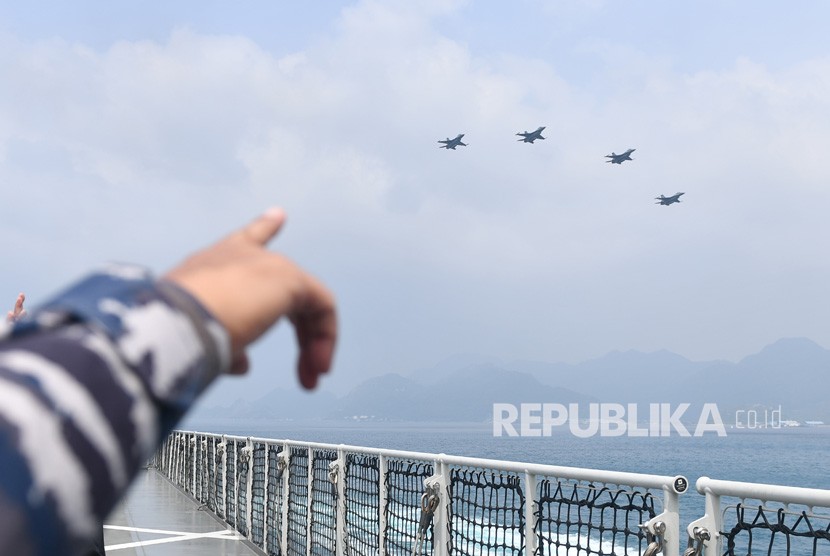 Empat pesawat tempur F16 melakukan flying pass di atas Laut Natuna, Rabu (15/1/2020). Sejumlah negara di kawasan Laut China Selatan meningkatkan kewaspadaan.