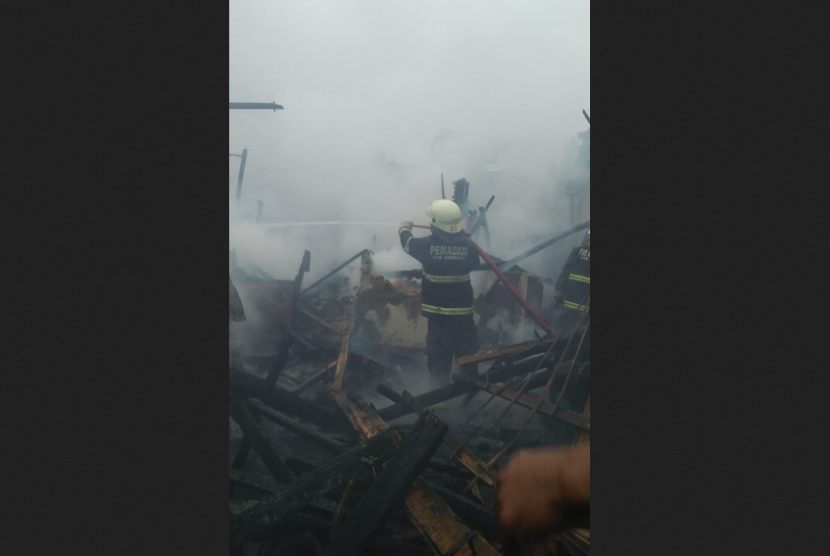 Empat rumah warga di pemukiman padat di Kampung Cingcin Kolot, RT 03 RW 10,  Desa Cingcin, Kecamatan Soreang, Kabupaten Bandung ludes terbakar, Ahad  (25/8) sore. Belum diketahui penyebab kebakaran termasuk kerugian yang  diakibatkan. 
