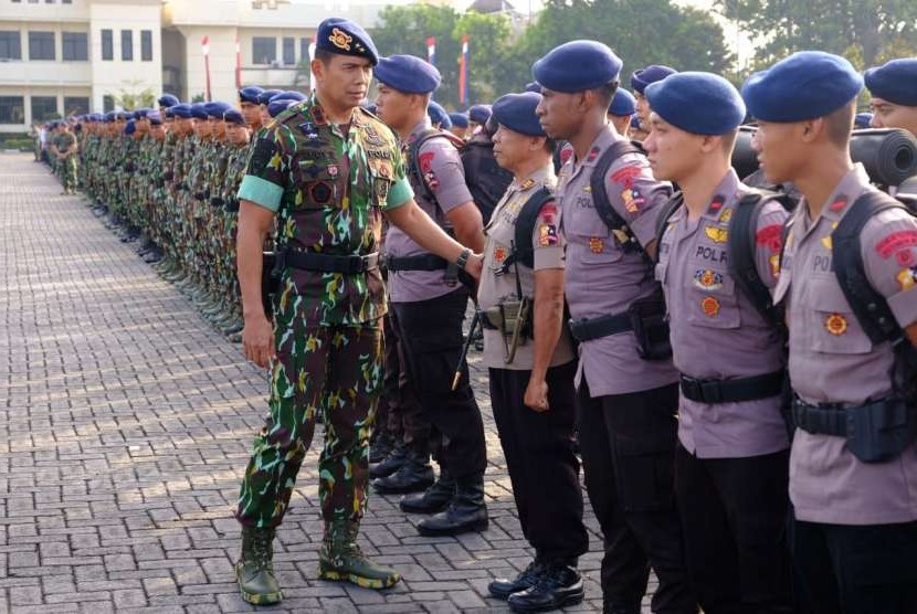 Empat Satuan Setara Kompi (SSK) bersama lima tim kesehatan Polri diberangkatkan ke Nusa Tenggara Barat, Senin (6/8). Jumlah total personel yang diberangkatkan 400 personel Korps Brimob dan 60 tim kesehatan.