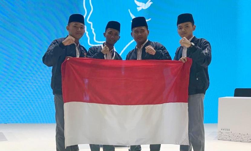  Empat siswa Madrasah Aliyah (MA) Al Hikmah 2 (Malhikdua) Ponpes Al Hikmah 2 Benda, Brebes, Jawa Tengah, yang mengukir prestasi internasional.