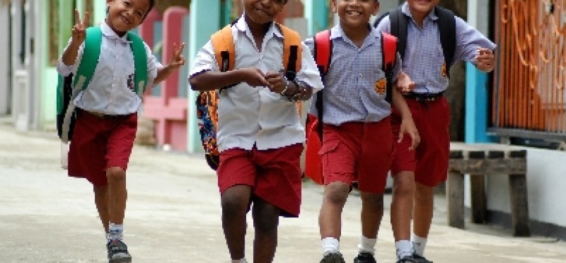 Empat siswa Sekolah Dasar berjalan bersama sepulang sekolah di Kampung Hedam, Kecamatan Heram, Kota Jayapura, Papua.