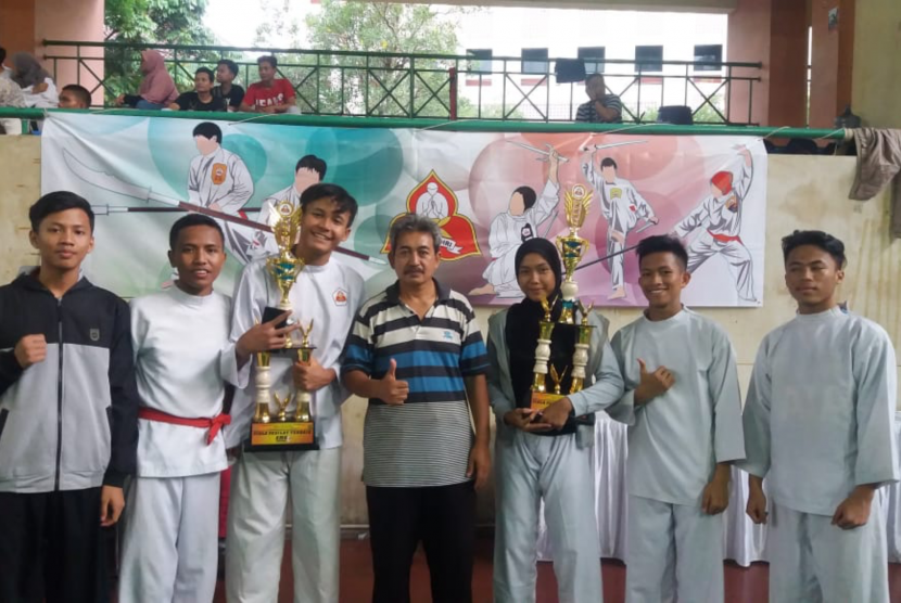 Empat siswa SMART mengikuti Kejuaraan Silat Nasional Indonesia Perisai Diri Cup 3 di Kampus UIN Ciputat,