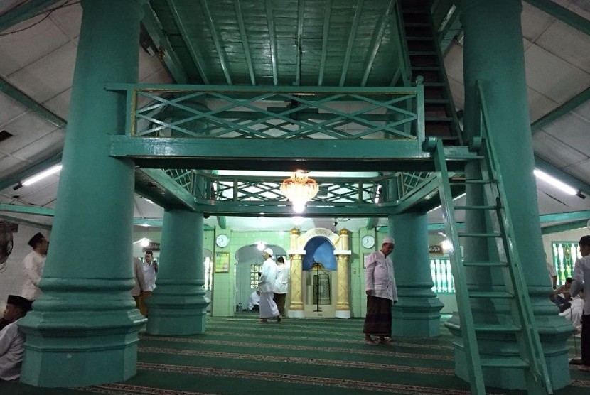 Empat soko guru atau tiang utama yang menjadi salah satu ciri khas Masjid Al Mansur