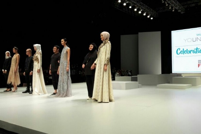 Empat tampilan rancangan empat desainer di Indonesia Fashion Week 2017 yang terinspirasi warna kosmetik baru Wardah.