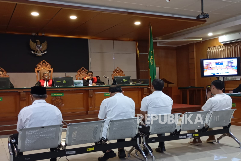 Empat terdakwa eks anggota DPRD Kota Bandung yaitu Yudi Cahyadi, Riantono, Achmad Nugraha dan Ferry Cahyadi Rismafury mengikuti sidang perdana kasus korupsi pengadaan CCTV dalam program Bandung Smart City di Pengadilan Negeri Bandung, Selasa (11/2/2025). 