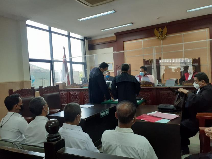 Empat terdakwa kasus kebakaran Lapas Klas 1 Tangerang saat sidang pembacaan dakwaan di PN Tangerang, Selasa (25/1).