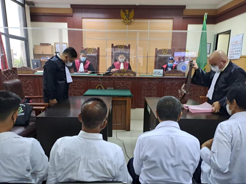 Empat terdakwa kasus kebakaran Lapas Tangerang dalam sidang beragenda pembacaan tuntutan di PN Tangerang, Selasa (2/8/2022). Jaksa Penuntut Umum Kejaksaan Negeri Tangerang memutuskan menuntut keempat terdakwa selama dua tahun penjara.