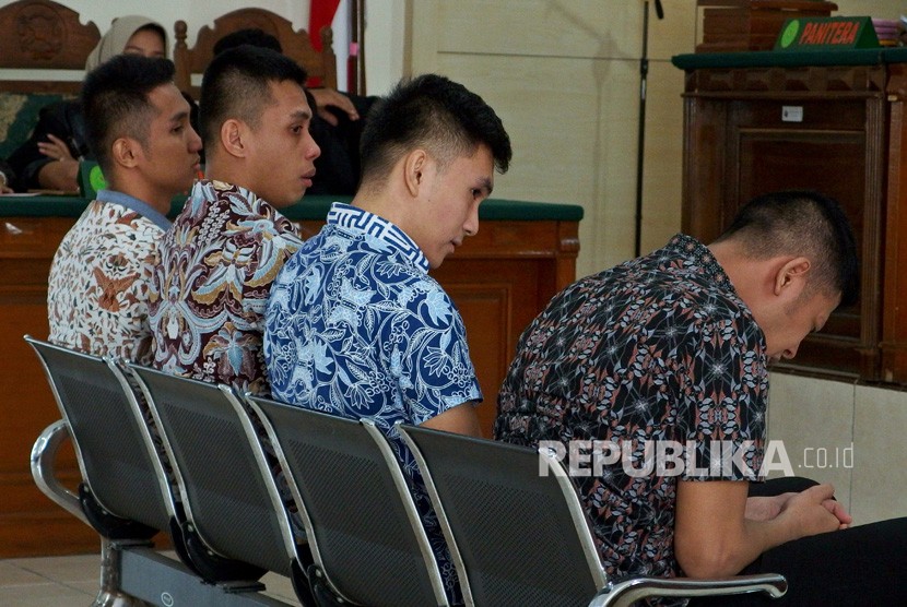 Empat terdakwa kasus penganiayaan hingga menewaskan seorang Taruna Tingkat II Akpol Bripdatar M. Adam (dari kanan) Christian Atmadibrata, Gibrail Chartens, Martinus Bentanone, dan Gilbert Jordi, menjalani sidang dengan agenda pembacaan vonis di Pengadilan Negeri (PN) Semarang, Jawa Tengah, Rabu (13/12).