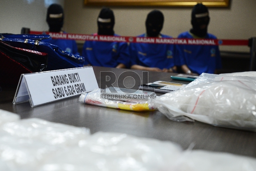 Empat tersangka kasus narkotika sindikat internasional beserta barang bukti berupa sabu dihadirkan saat gelar barang bukti di Gedung Badan Narkotika Nasional (BNN), Jakarta Timur, Jumat (7/8). (Republika/Raisan Al Farisi)