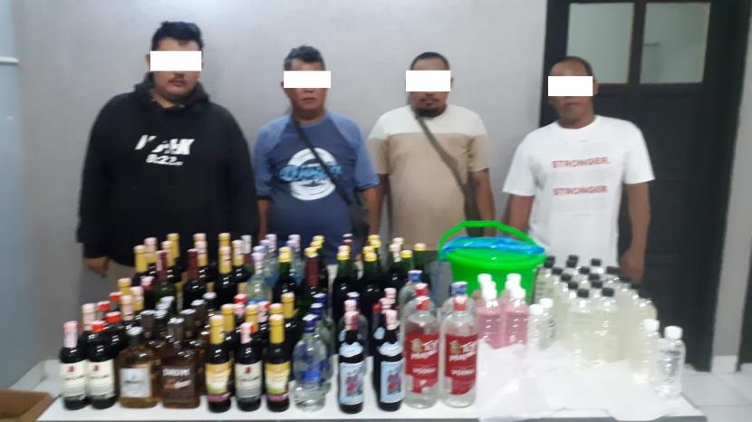 Empat tersangka penjualan miras oplosan dan miras ilegal yang diamankan Polresta Yogyakarta.