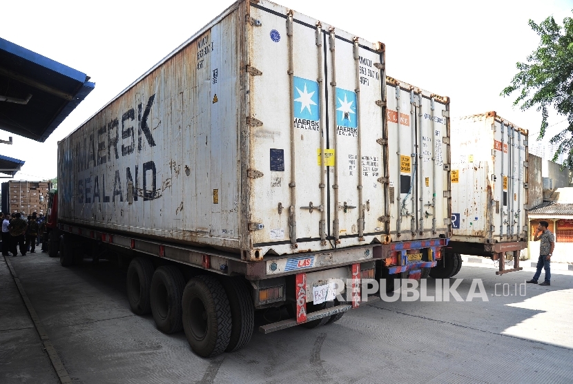  Empat truk kontainer melakukan bongkar muatan daging sapi impor di gudang Bulog, Jakarta, Kamis (9/6). (Republika/Tahta Aidilla)