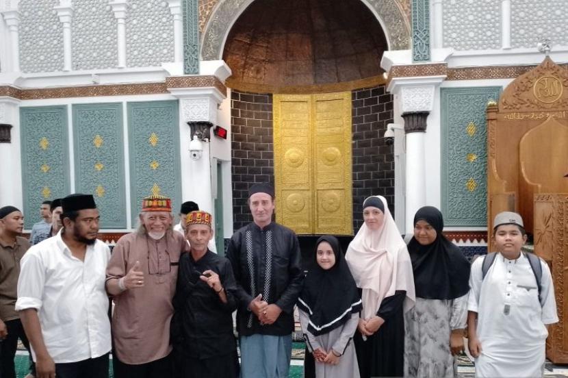 Empat turis asal Prancis menjadi mualaf di Aceh.