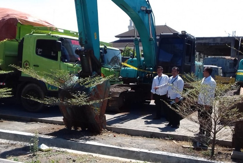 Empat unit alat berat yang disita Direskrimsus Polda Jabar dalam kasus penambangan pasir ilegal di Kabupaten Bogor.