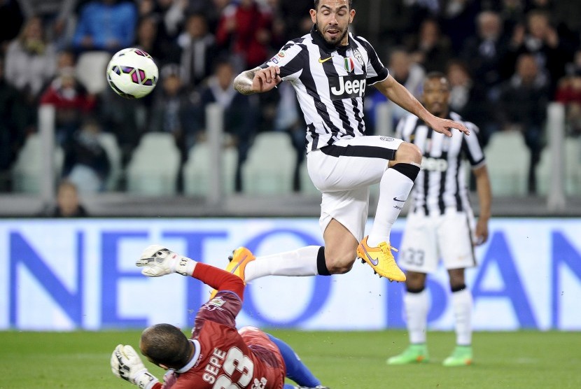 Empoli's goalkeeper Luigi Sepe saves a shot on goal by Juventus' Carlos Tevez during their Italian Serie A soccer match at Juventus Stadium in Turin April 4, 2015