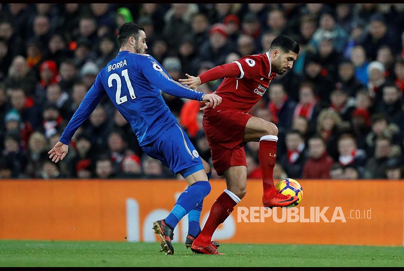 Emre Can (kanan) dibayangi Vicente Iborra di Stadion Anfield, Sabtu (30/12)