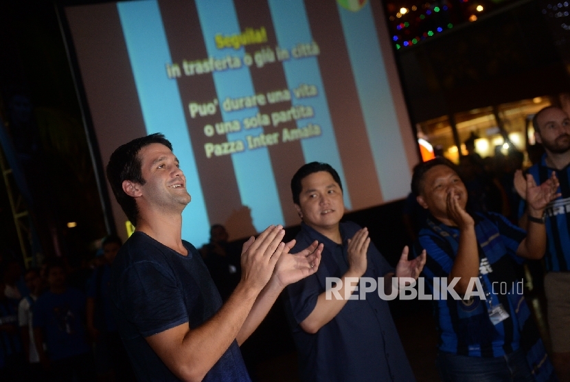 emu Penggemar Inter Milan. (dari kiri) Bek Legendaris Inter Milan Cristian Chivu bersama Presiden Inter Milan Erick Thohir menyapa anggota Interisti Club Indonesia di Serpong, Banten, Ahad (15/5). 