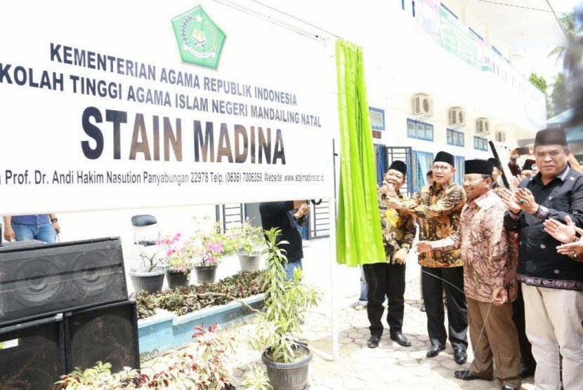 enag Lukman Hakim membuka tirai plang tanda penegerian STAI Madina menjadi STAIN Madina.
