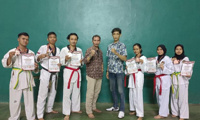Enam atlet taekwondo UNM meraih prestasi di Kejuaraan Nasional Papua Open 2022.