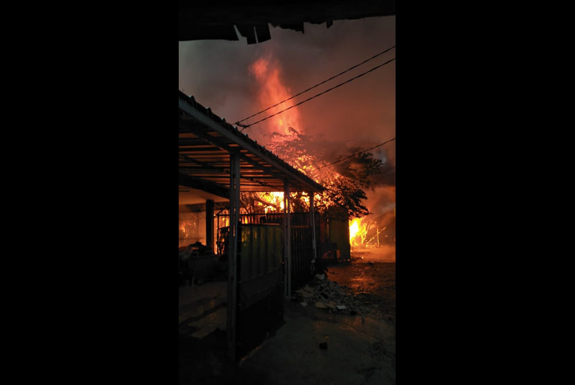 Enam bangunan di Kembangan, Jakarta Barat terbakar diduga karena tersambar petir, Senin (3/12).