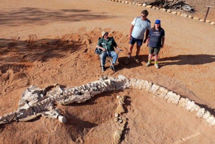 Enam bulan sebelum meninggal, Dino Dick duduk disebelah fosil 'Percy', bersama Tom dan Sharron Hurley.