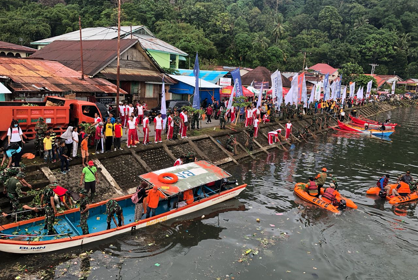 Enam BUMN, yakni BUMN, yakni Bank BRI, Pegadaian,Telkom Indonesia, Pertamina, Angkasa Pura II, dan Pelindo II meluncurkan Gerakan Sungai Bersih di Kota Padang, Ahad (29/7). 