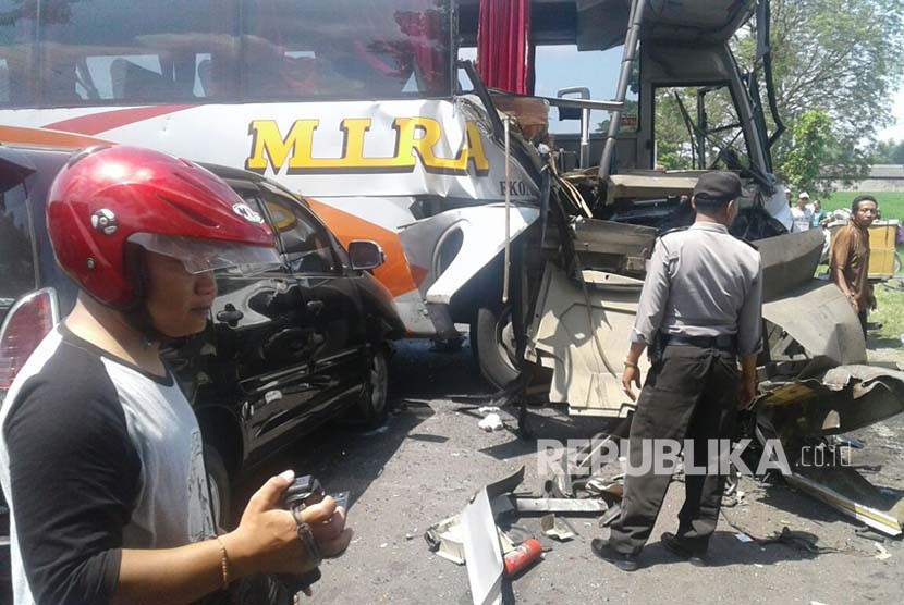 Enam kendaraan mengalami kecelakaan beruntun di Jalan Raya Ngawi-Solo KM 8-9 masuk Desa Soko Kawu, Kecamatan Kedunggalar, Kabupaten Ngawi. Kecelakaan yang terjadi pada Selasa siang (17/4) ini mengakibatkan sembilan orang luka-luka.