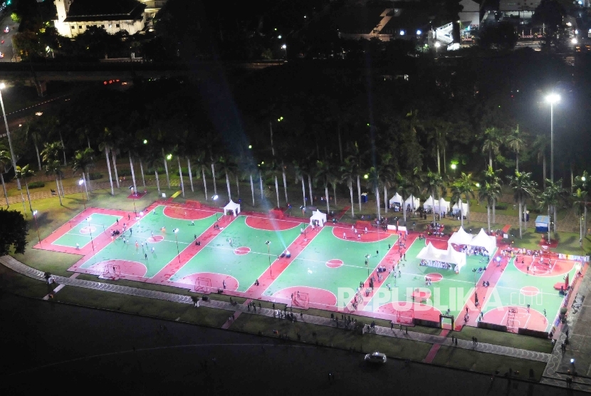 Enam lapangan olah raga yang diperbaiki oleh Coca-Cola Indonesia (CCI) di Plaza Timur Monumen Nasional (Monas), Jakarta, Sabtu (27/8). (Republika/Agung Supriyanto)