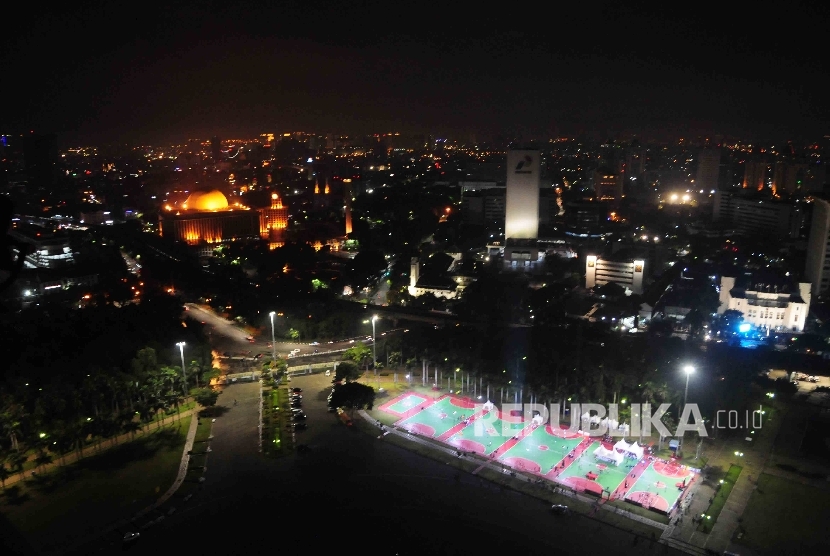 Enam lapangan olah raga yang diperbaiki oleh Coca-Cola Indonesia (CCI) di Plaza Timur Monumen Nasional (Monas), Jakarta, Sabtu (27/8).