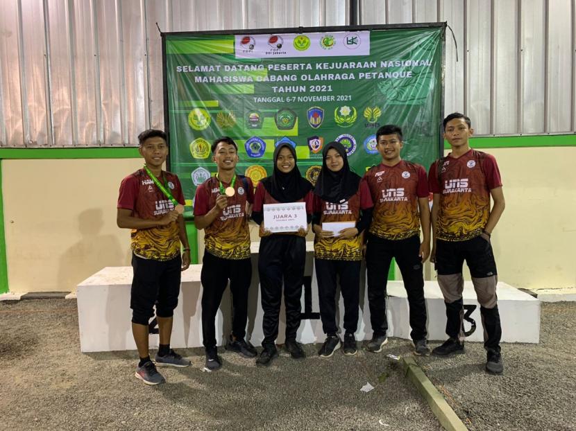 Enam mahasiswa Fakultas Keolahragaan (FKOR) Universitas Sebelas Maret (UNS) Solo berhasil meraih juara 3 pada ajang Kejuaraan Nasional (Kejurnas) Petanque 2021 yang digelar Universitas Negeri Jakarta (UNJ) pada Sabtu-Ahad (6-7/11). 
