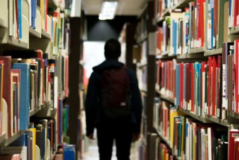  Enam mahasiswa kedapatan tinggal di perpustakaan kampus Charles Sturt University. 